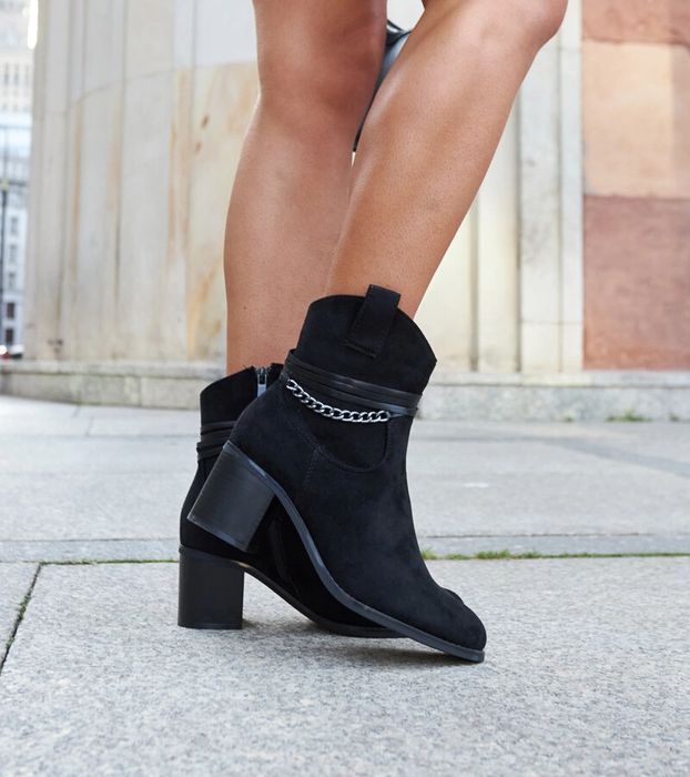 Czarne kowbojki na słupku z łańcuszkiem Netanel