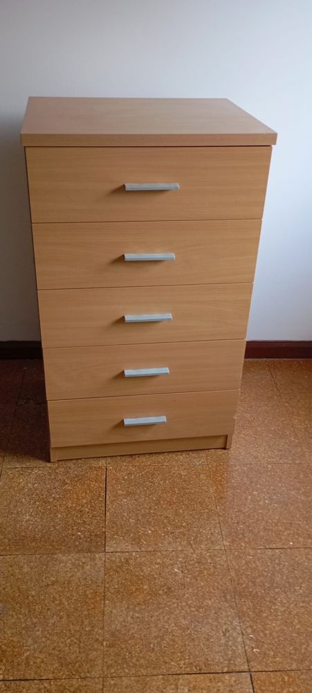 Cama, cabeceira, secretaria, estante