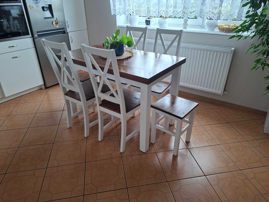 Stół kuchenny  + 4 krzesła i dwa taborety