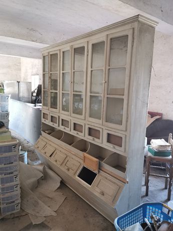 Armário antigo de mercearia restaurado em estado novo