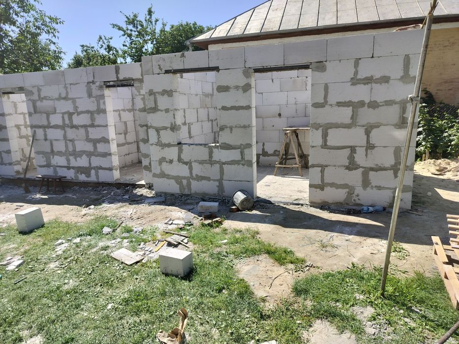 Будівельні роботи, косіння трави, встановлення парканів пилка і рубка