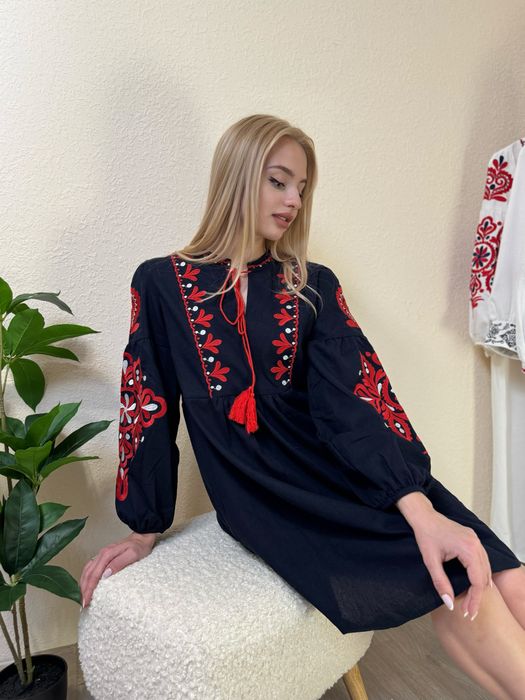 Вишиванка міді, темно-синя сукня