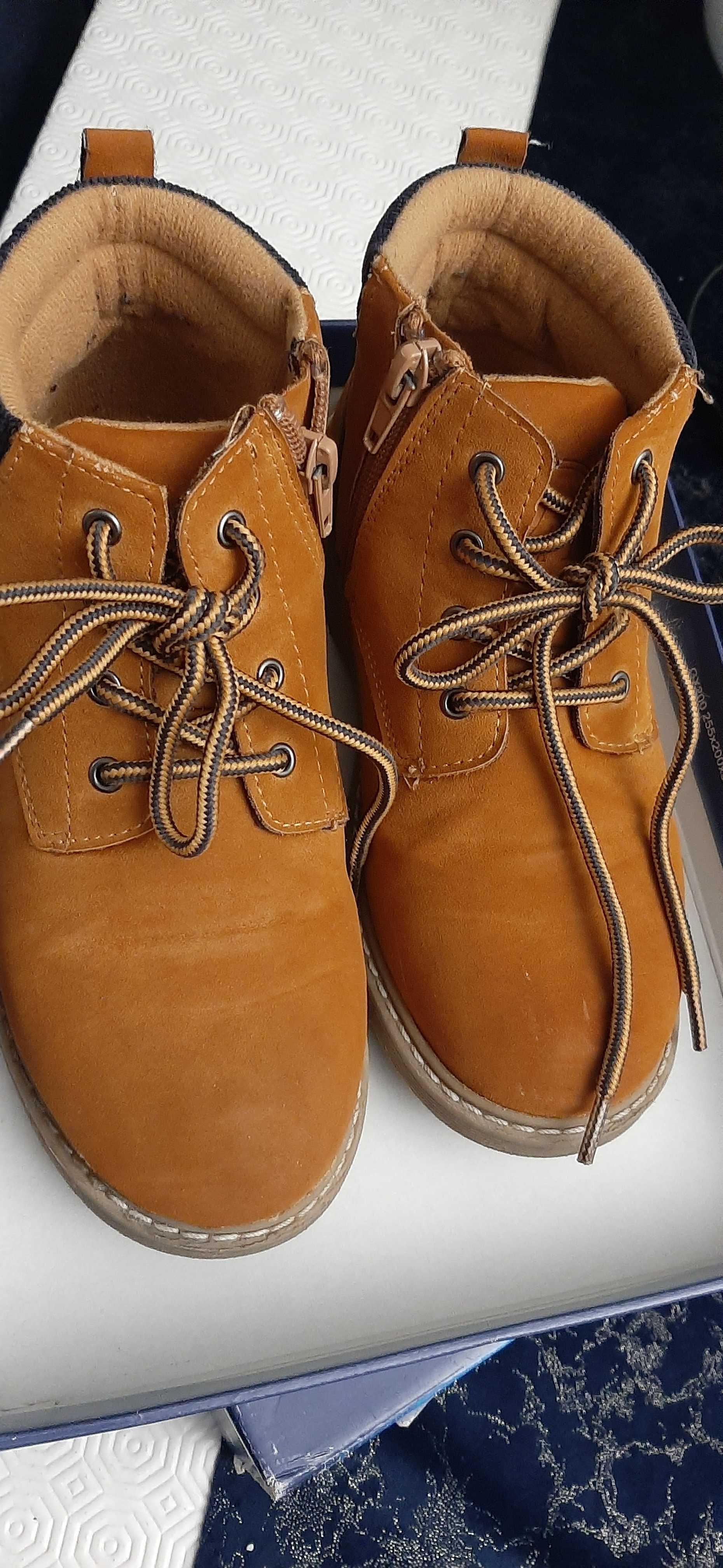 Botas menino n°33 com muito pouco uso