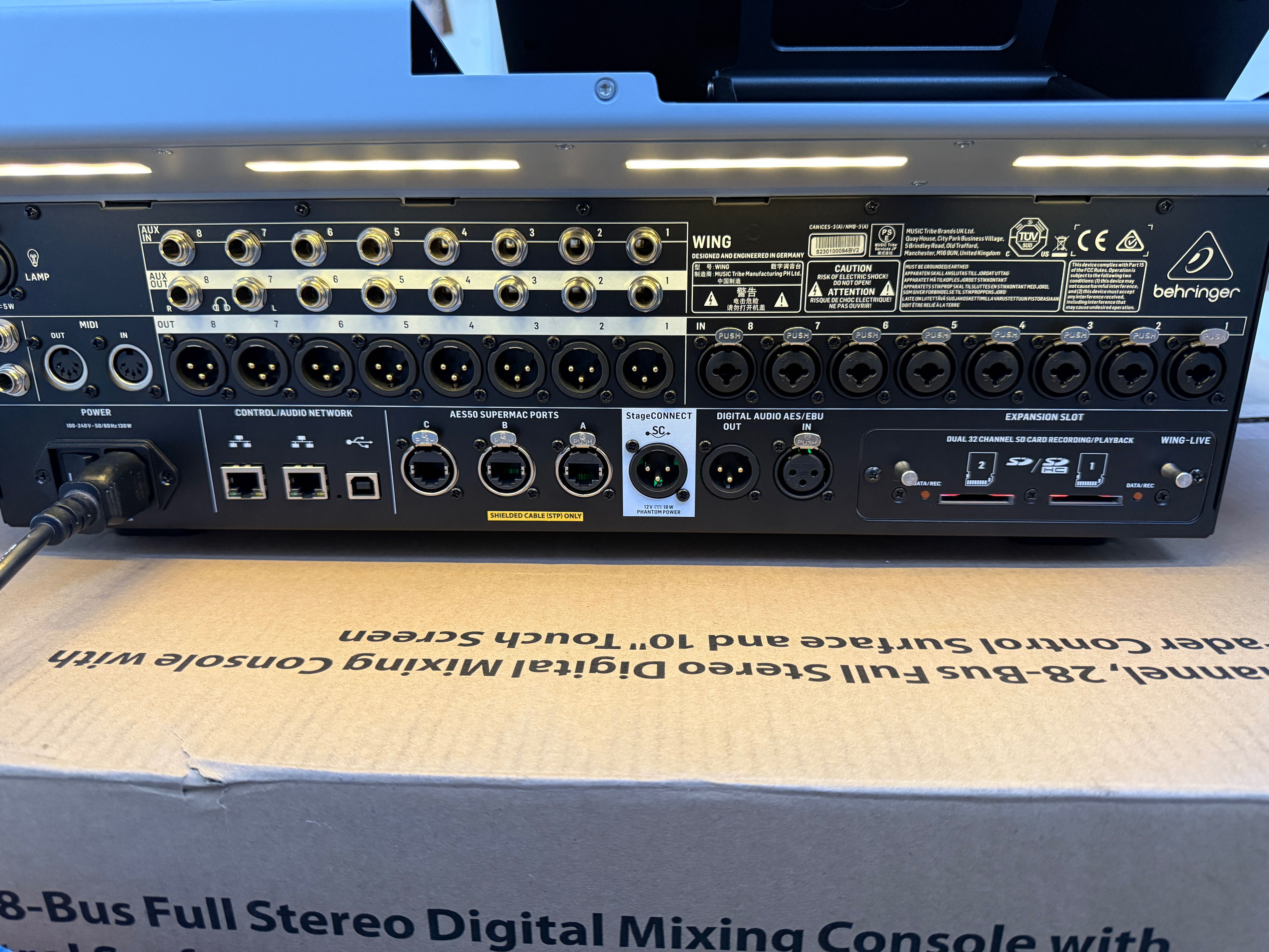 Mesa de Mistura Behringer Wing