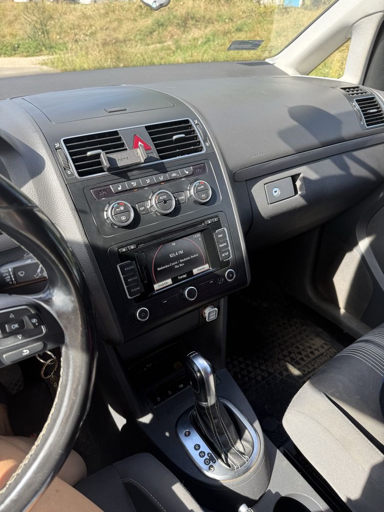 VW Touran 2.0 TDI 140 km DSG hak