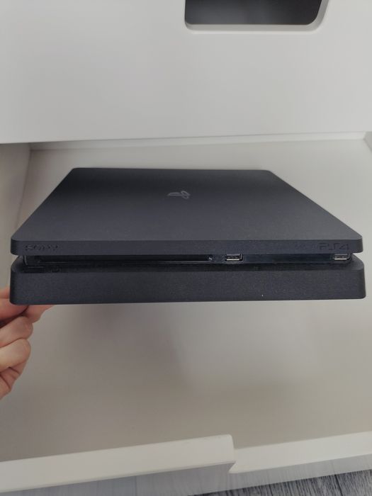 PlayStation 4 z kablem