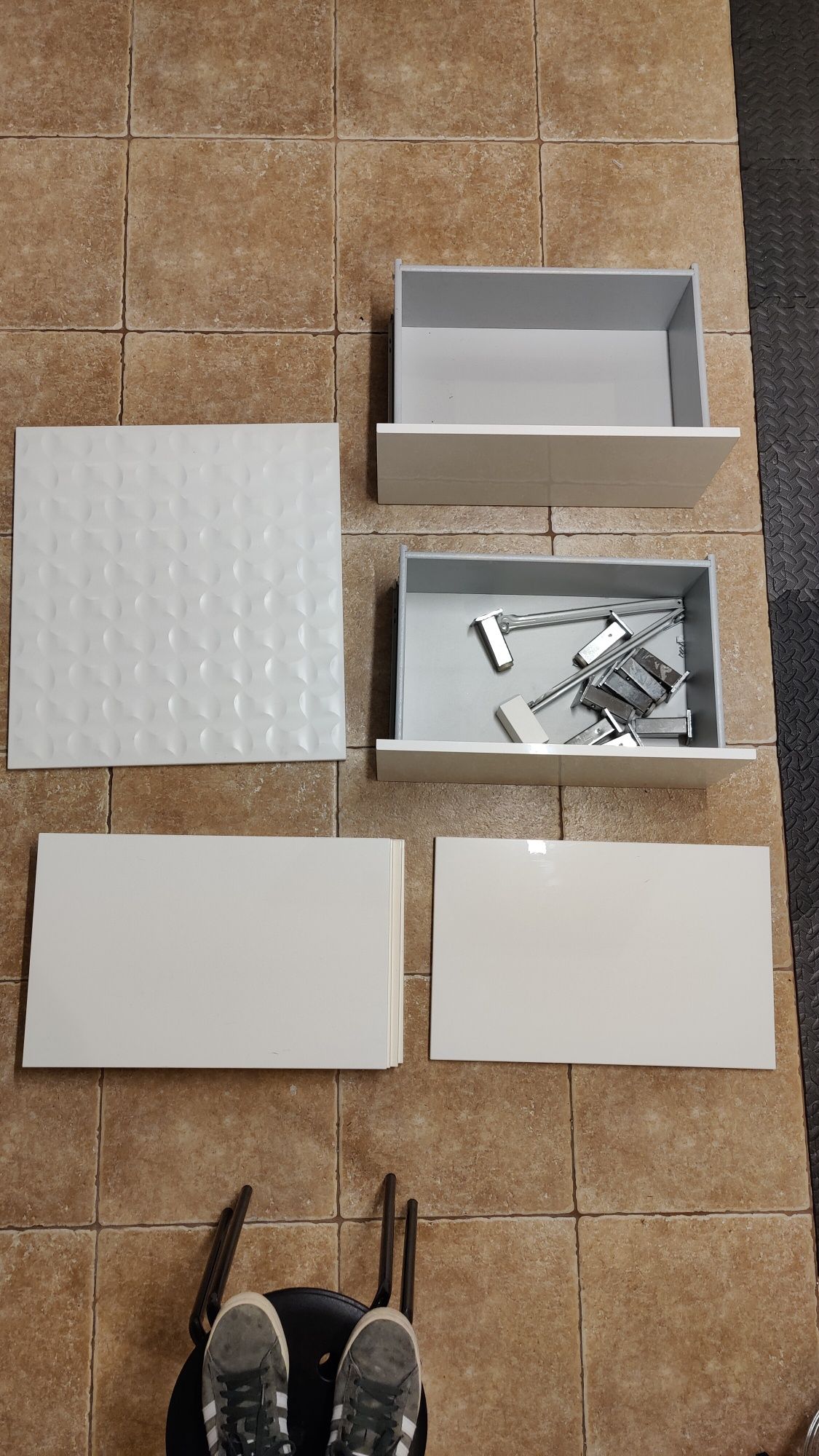 Portas, gavetas e estantes Bësta do IKEA.
