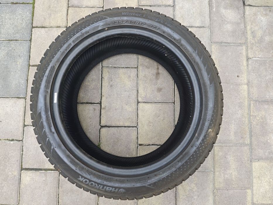 Продам комплект зимових шин Hankook Winter i*cept iz2 235/45 R17