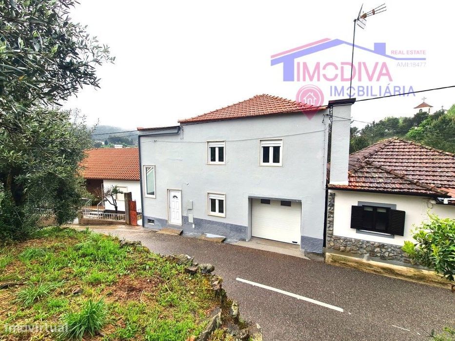 Moradia T3 recentemente renovada, com garagem e terreno em Castanhe...