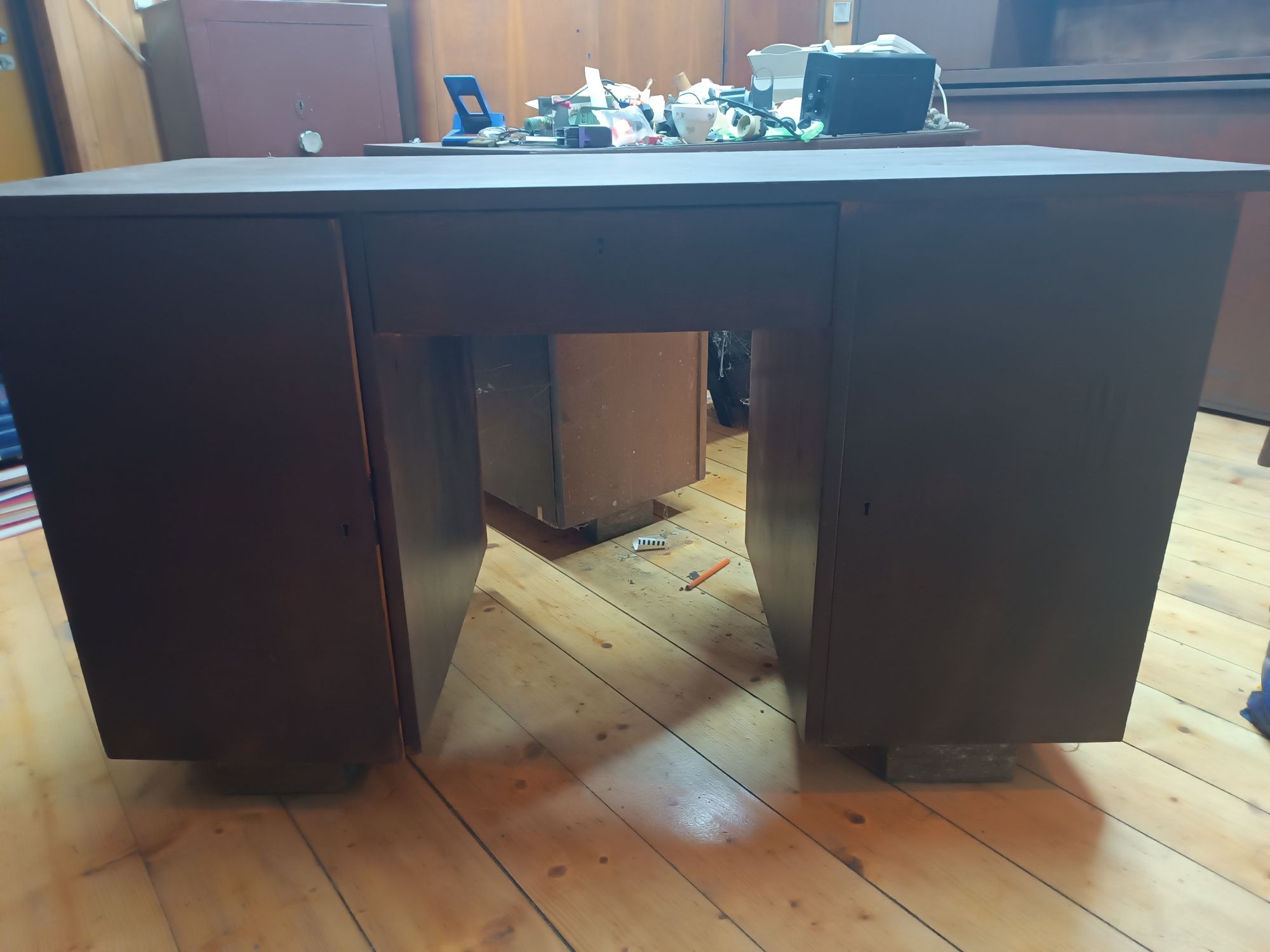 Stare drewniane biurko.