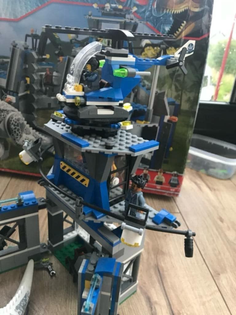 LEGO 75919 Jurassic World: Indominus Rex na wolności
