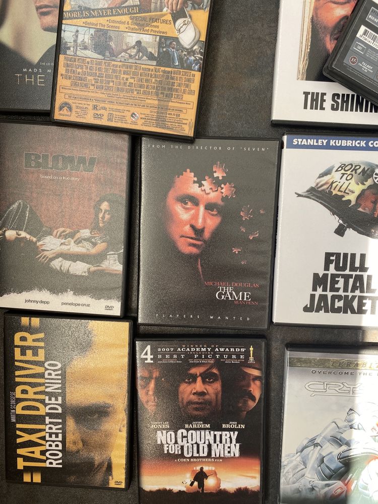 Коробки DVD від фільмів, VHS касети
