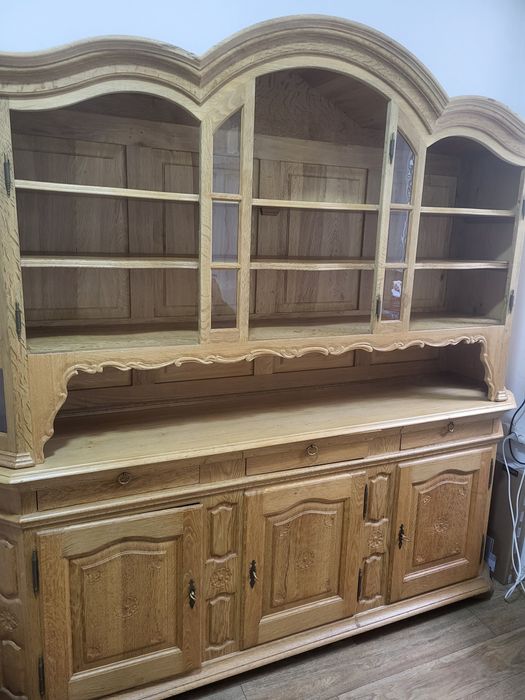 Продам дубовий сервант.