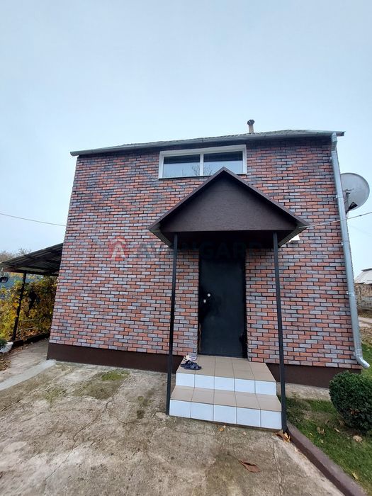 Заміський будиночок поряд із містом