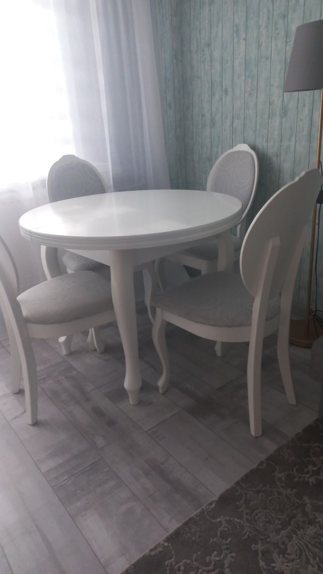 Stół  z krzeslami