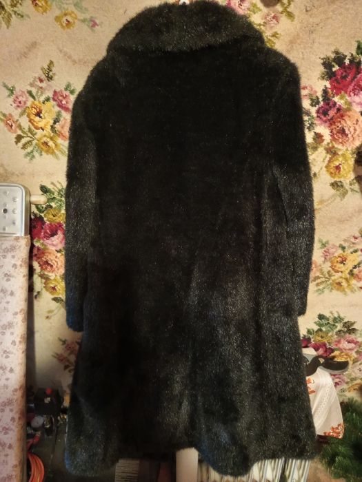 Продається шуба із штучного хутра, в чудовому стані.