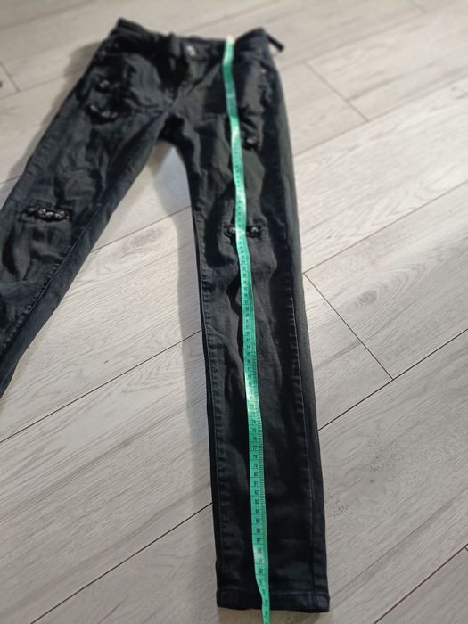 Czarne spodnie jeans przecierane z cekinami rozm ok. S stan jak na zdj
