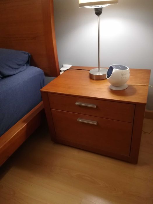 TREKU Cama + estrado + 2 mesas cabeceira