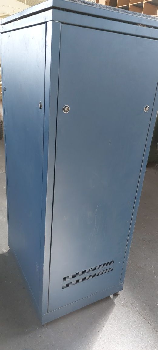 Bastidor de Redes 33U c/Switch e Patch panel