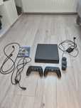 Konsola ps4 slim 408,5 gb, gra, 2 pady, stacja do ich ładowania i kabl