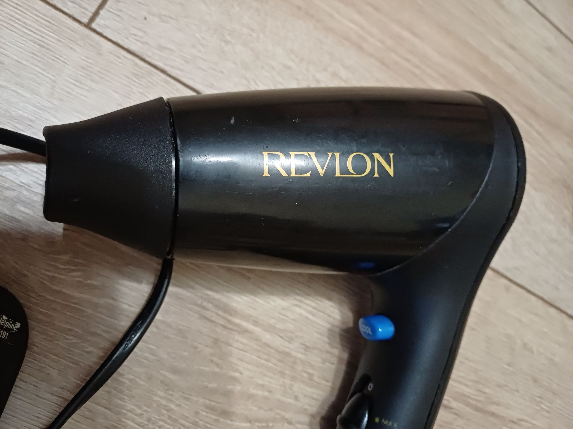 фен Revlon. 
Это фен Revlon, модель RVDR5823E1, мощностью 2000 Вт.
Он
