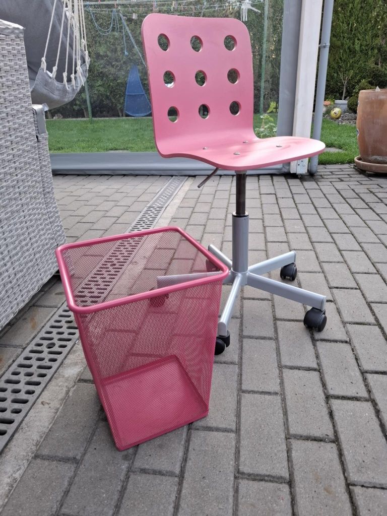 Krzesełko obrotowe i kosz na śmieci