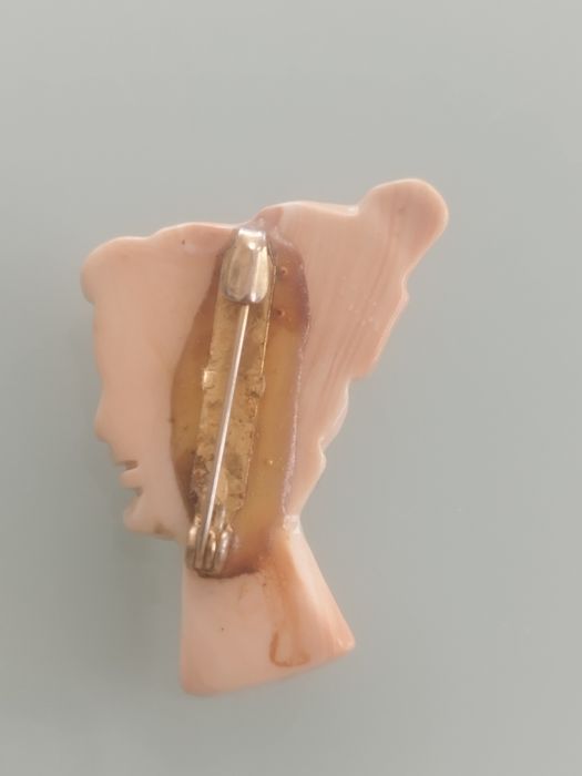 Lindo broche vintage com detalhe em coral rosa.

- Design delicado.
-
