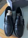 Sapatos de homem em pele