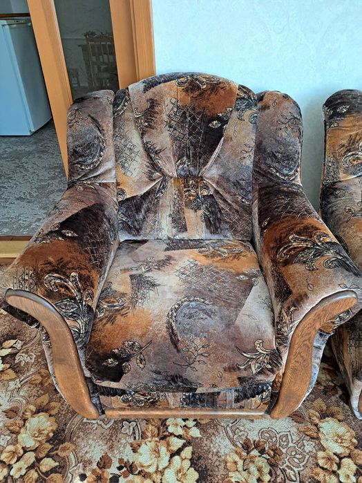 Два м'ягких крісла та 2 пуфа, диван