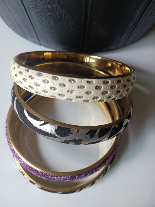 Braceletes novos