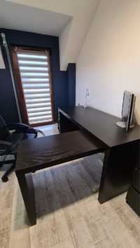 Czarne biurko Malm Ikea z wysuwanym panelem