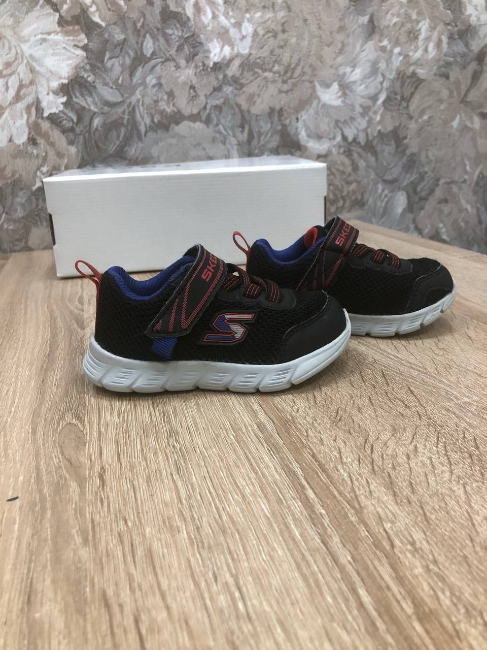 Skechers р.21-22 кросівки кроси кроссовки.
Стан ідеальний.
Розмір 21-2