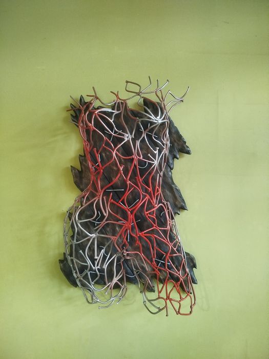 Жіночий торс на дерев'яному щиті