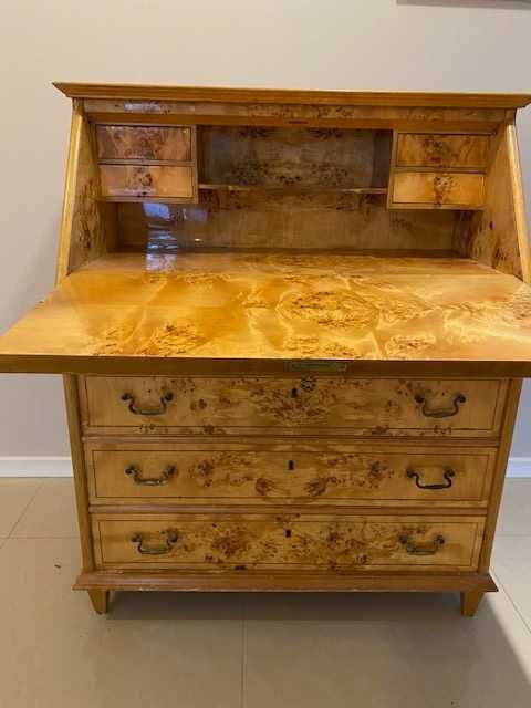 Piękne biurko sekretarzyk