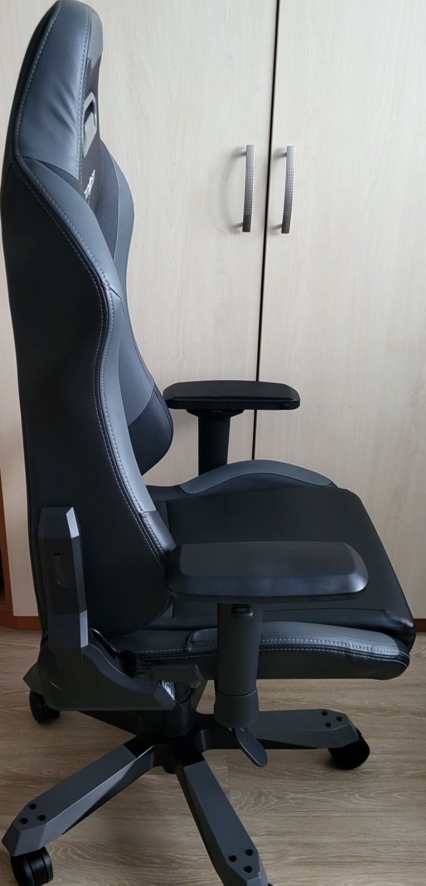 Игровое кресло DxRacer Iron