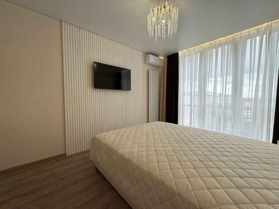 Центр міста, стильна 1.5 кімнатна з меблями та технікою – вид на гори!