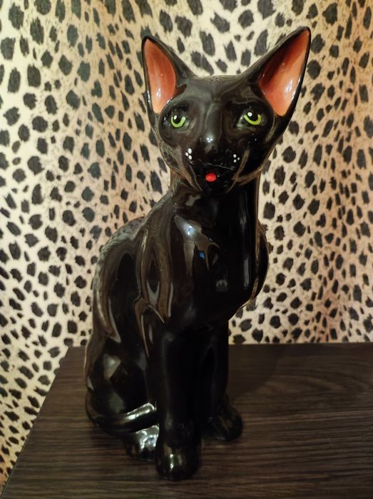 Орхидея фаленопсис искусственная композиция в горшке .Кошка статуэтка