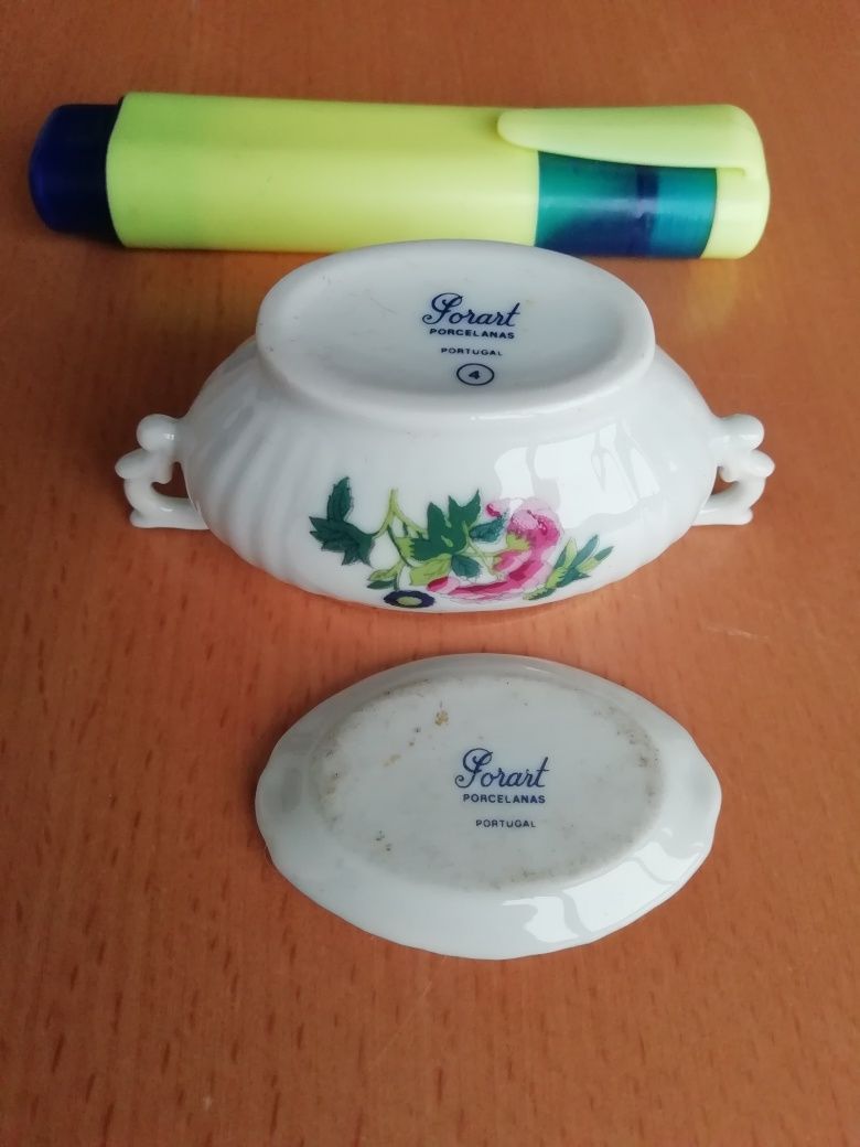 Conjunto de pequenas peças em porcelana.