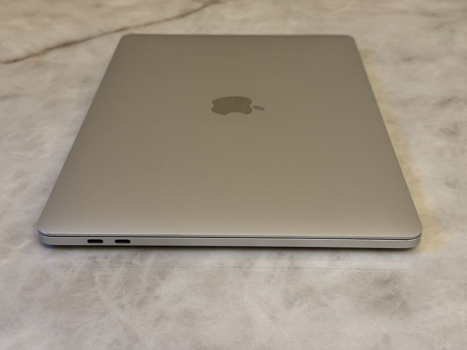 MacBook Pro 2019 8/256Gb i5