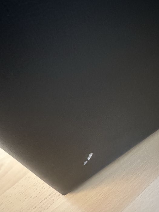 Stół ciemny brąz i 2 pufy czarne ekoskóra