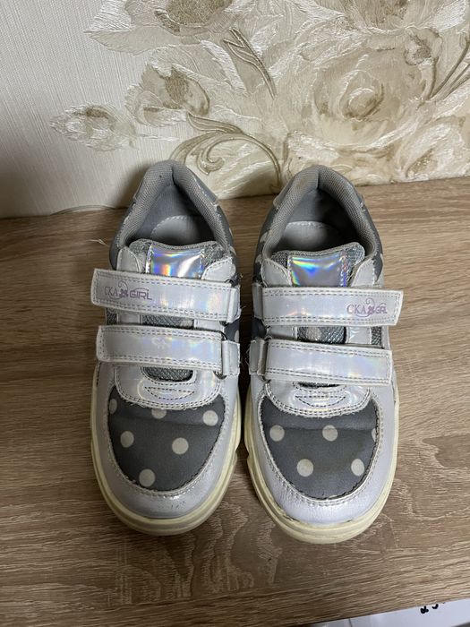 Продам кроссовки на девочку