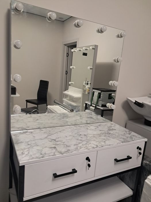 Продається візажний стіл  ,а також мойка,і два перукарські крісла.