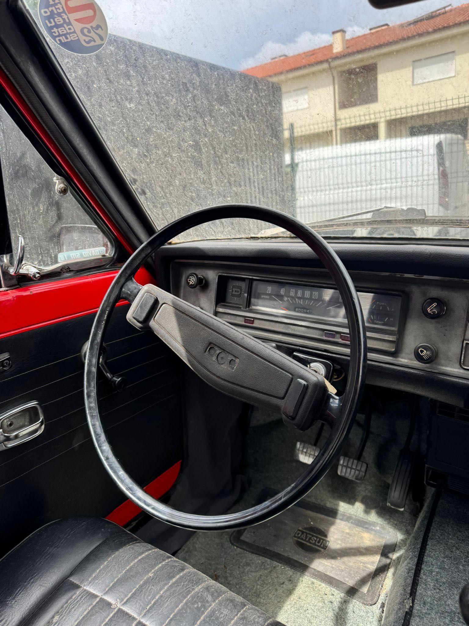 Datsun 1200 acidentado