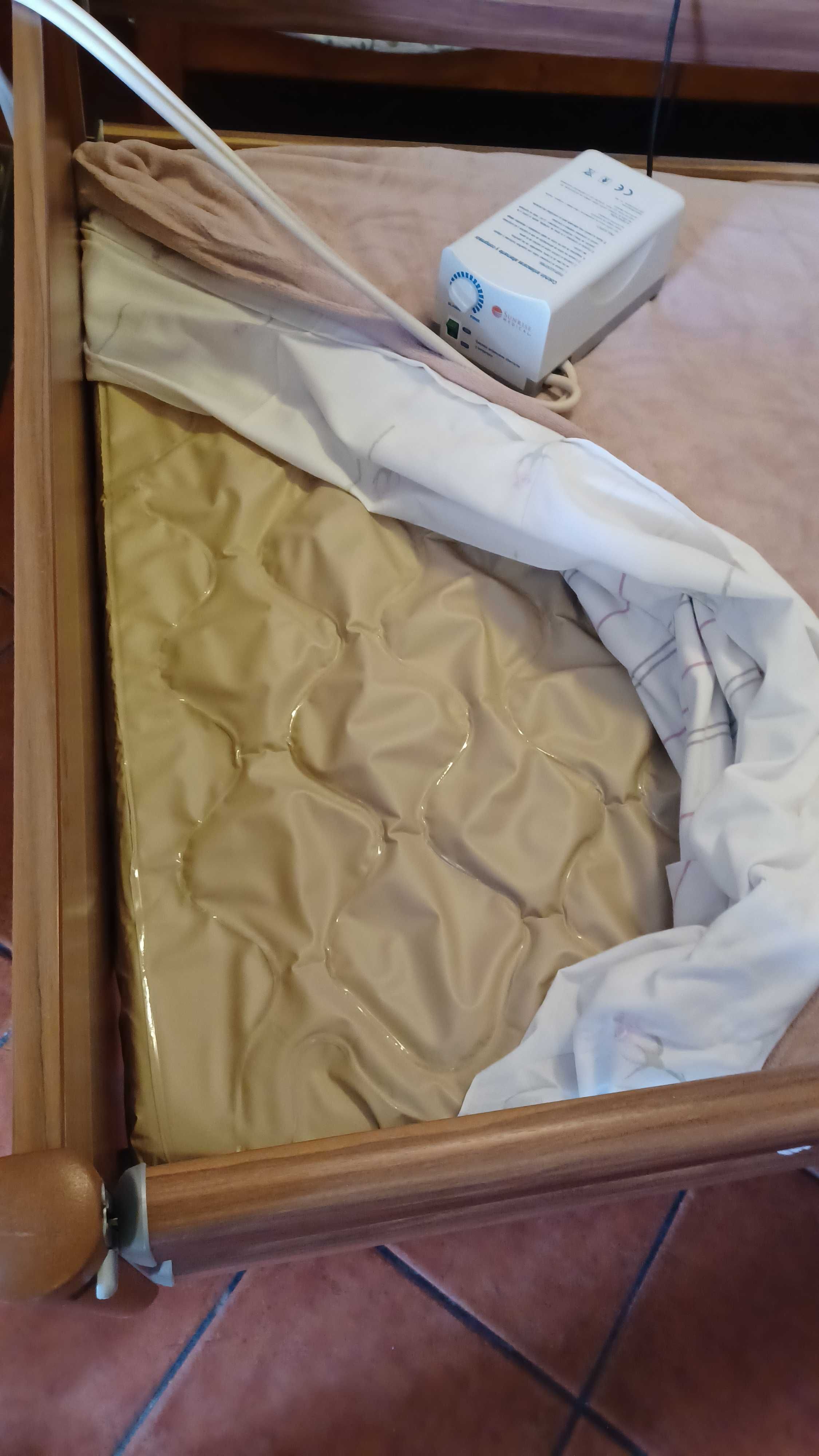 cama articulada eléctrica com comando + colchão antiescaras eléctrico