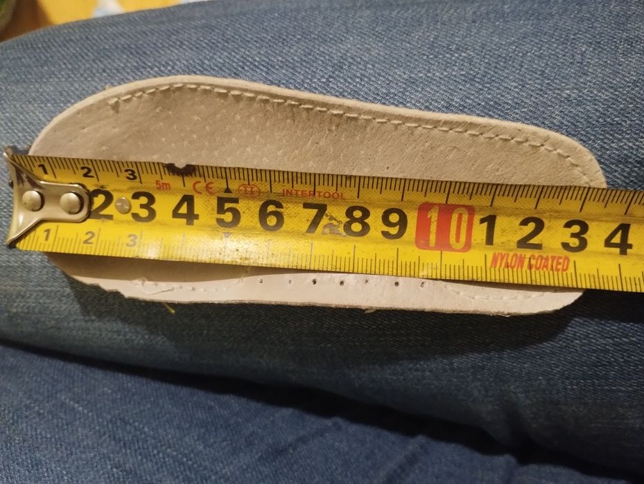 Отдам кроссовки на девочку