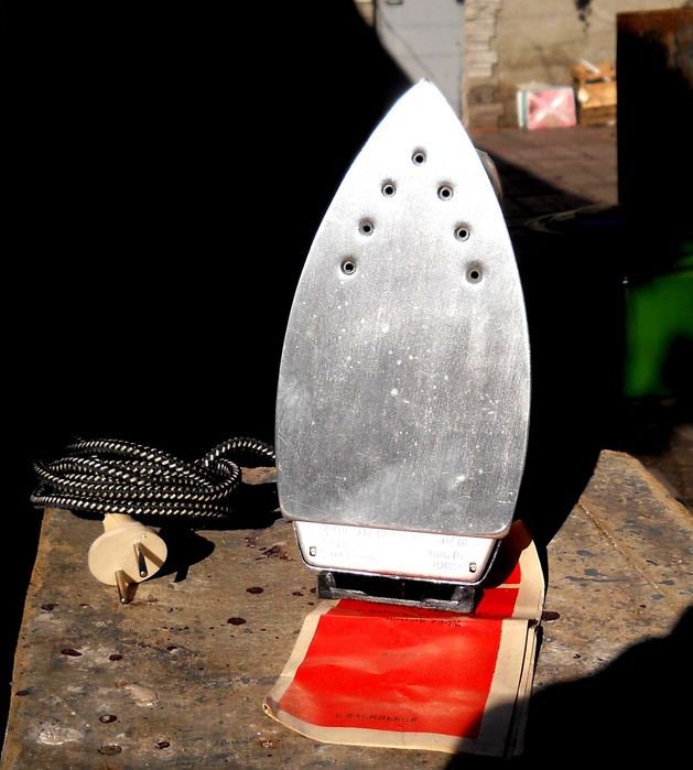 Утюг 1000Вт с терморегулятром и увлажнителем