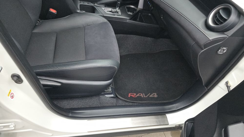 Продам офіційний Toyota Rav4