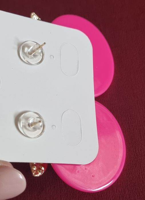 Brincos em acrílico, de pico, em rosa fucsia e apontamentos dourados.