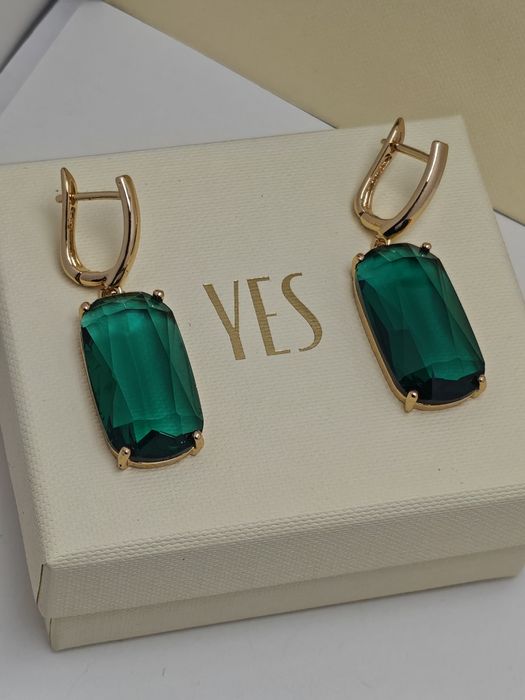 Kolczyki pozłacane z naturalnym zielonym kryształem