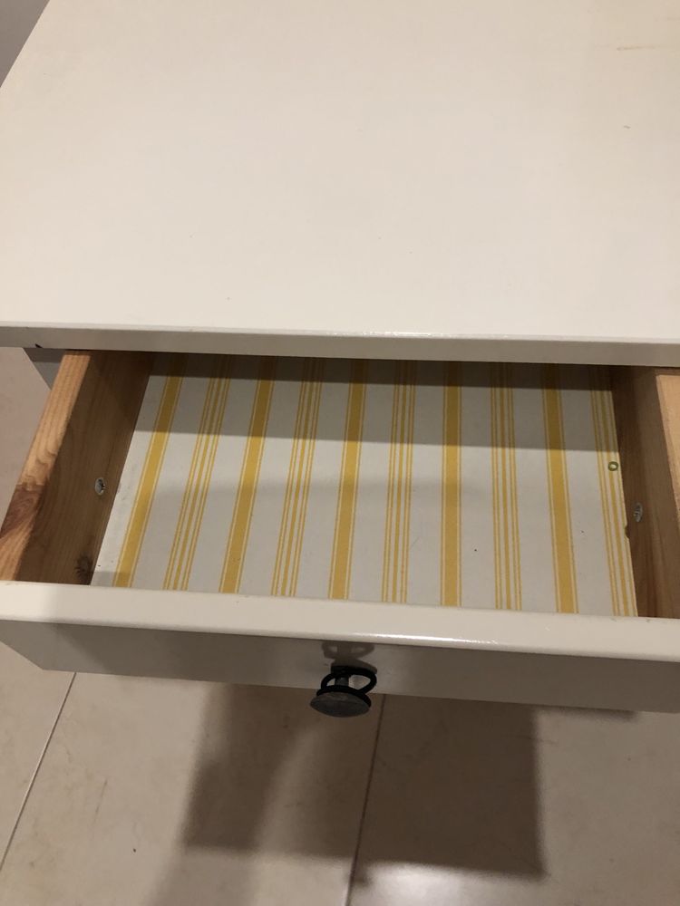 Mesa de cabeceira moderna em branco